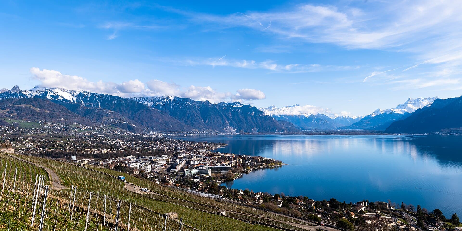 Vue panoramique de la Riviera vaudoise, du lac Léman et des montagnes depuis Chardonne